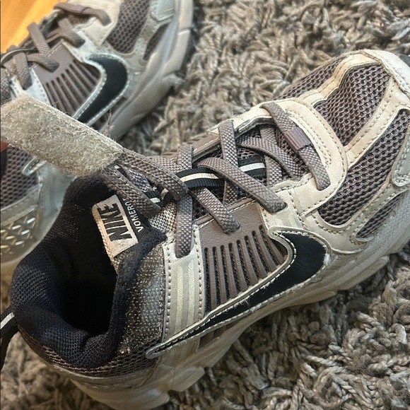 Nike Kids' Vomero 5 Sneaker Gray and Black Size 13C - Picture 5 of 9